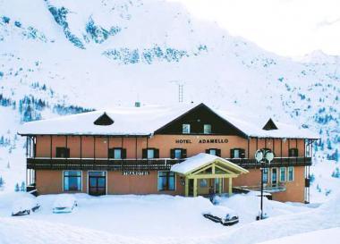 Italský hotel Adamello v zimě