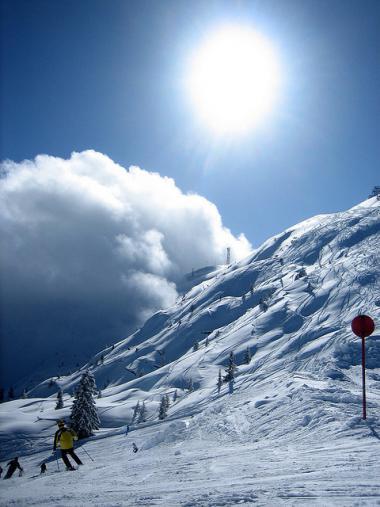 Italský skiareál Paganella s lyžaři